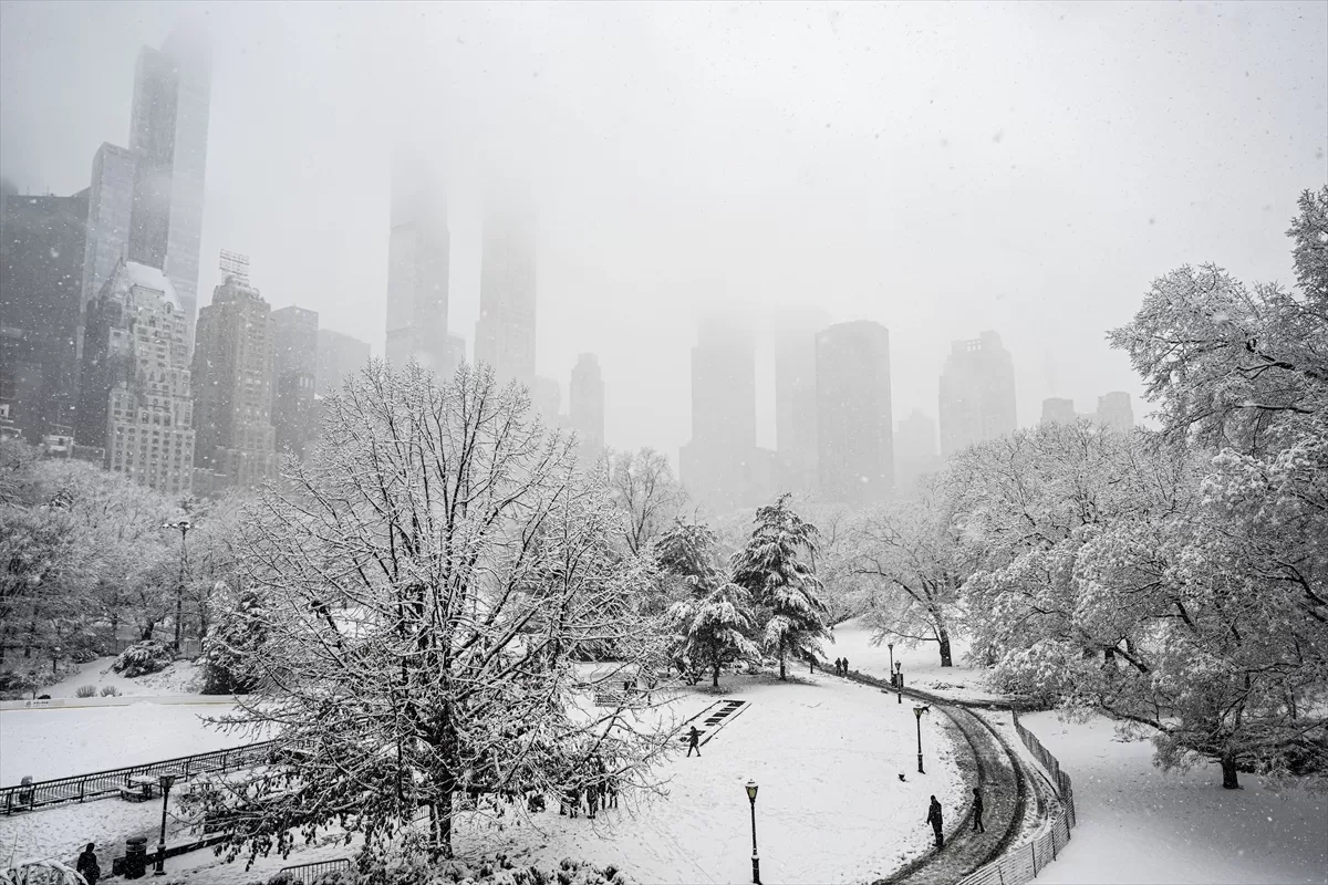 New York ve çevre eyaletlerde yoğun kar yağışı hayatı olumsuz etkiliyor