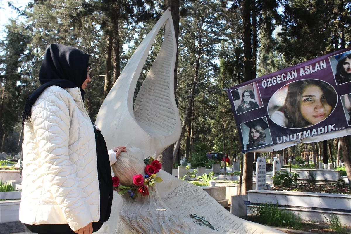 Özgecan Aslan ölümünün 9. yılında Mersin'deki mezarı başında anıldı