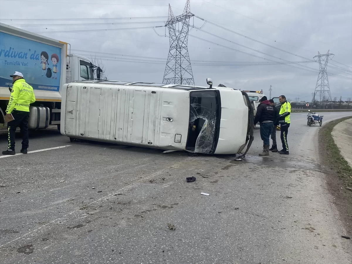 Sakarya'da devrilen minibüsteki 4 kişi yaralandı