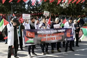 SAKARYA (AA) – Sakarya'da hekimler ve sağlık çalışanları, İsrail'in Gazze'ye