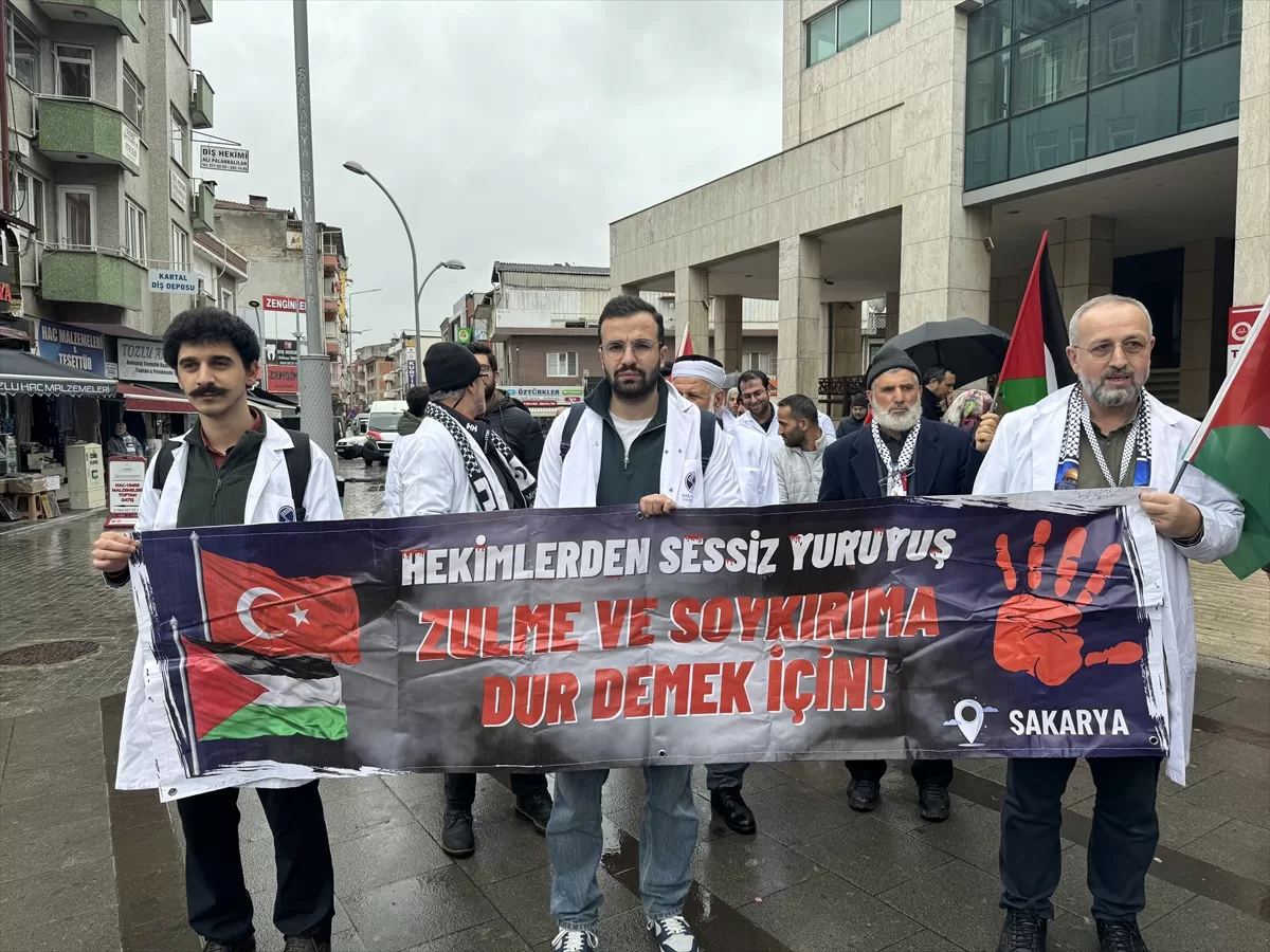 SAKARYA (AA) – Sakarya'da hekimler ve sağlık çalışanları, İsrail'in Gazze'ye
