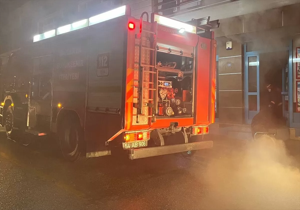 Sakarya'da marketin deposunda çıkan yangın söndürüldü