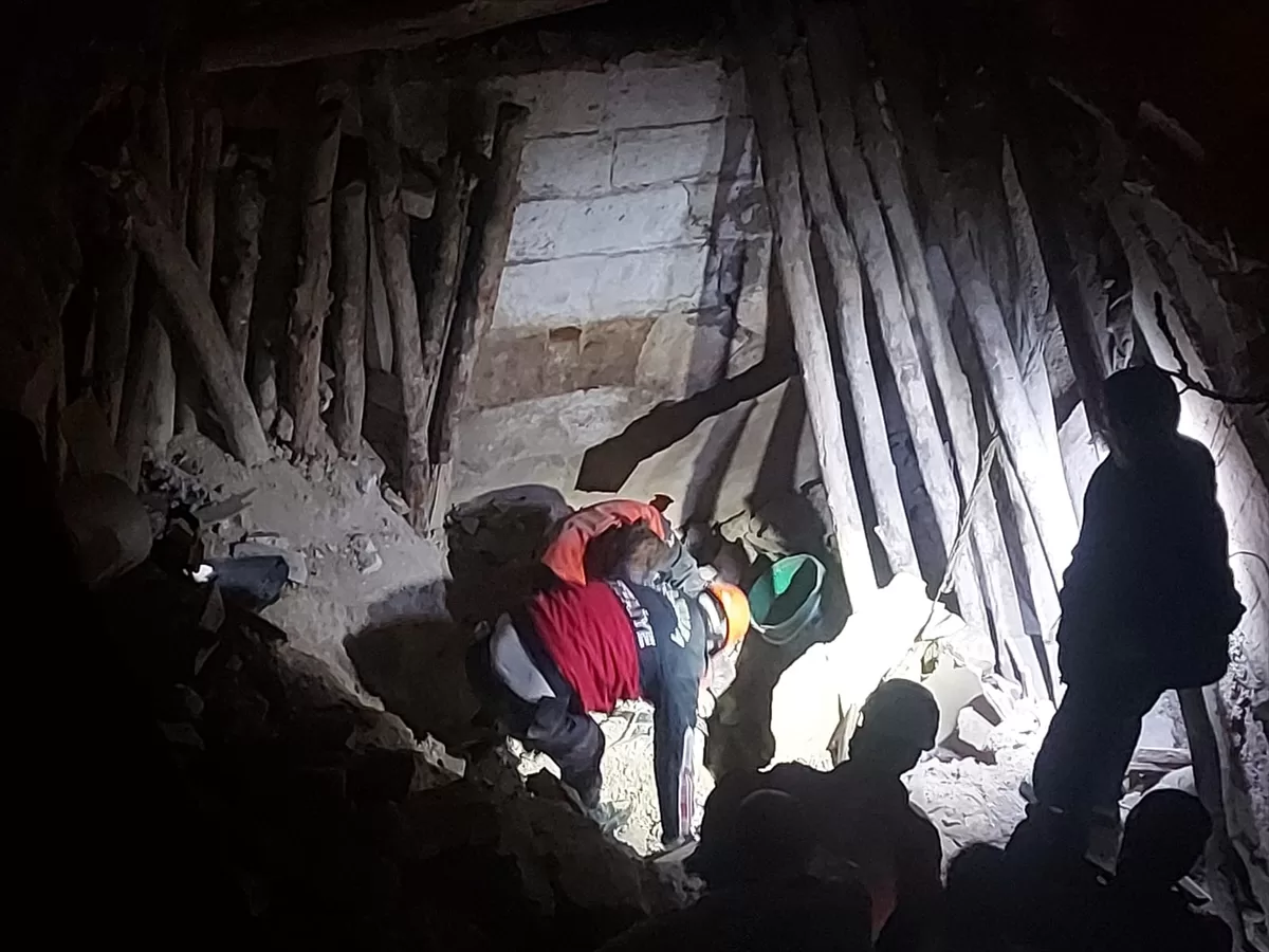 GÜNCELLEME – Şanlıurfa'da çöken metruk yapıda enkaz altında kalan kişi yaşamını yitirdi