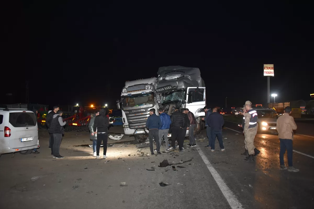 Şanlıurfa'da iki tırın çarpıştığı kazada sürücüler yaralandı