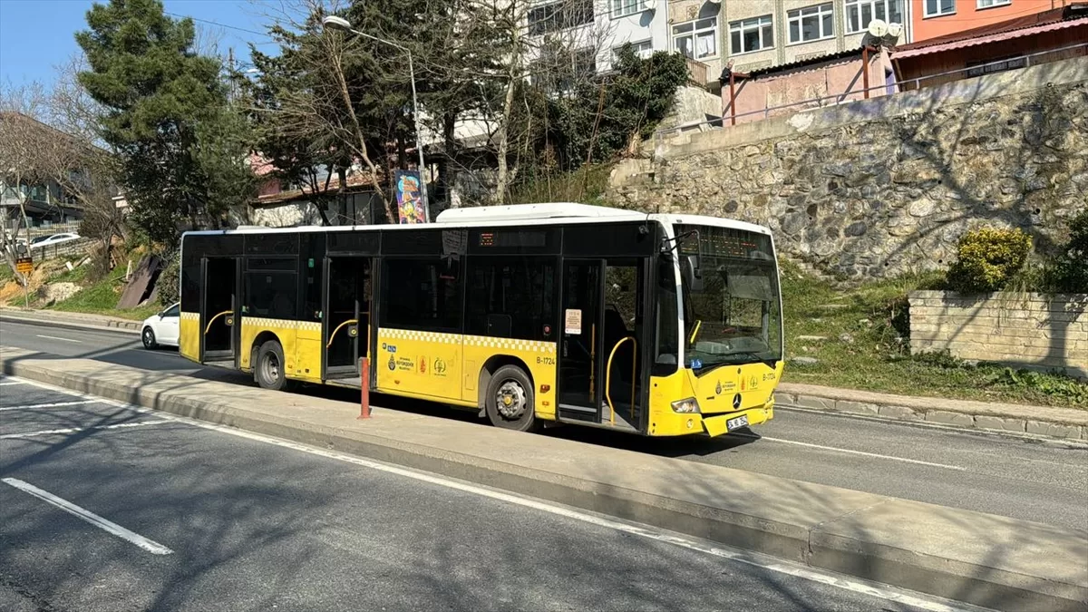 Sarıyer'de ağaca çarpan otomobildeki 2 kişi yaralandı