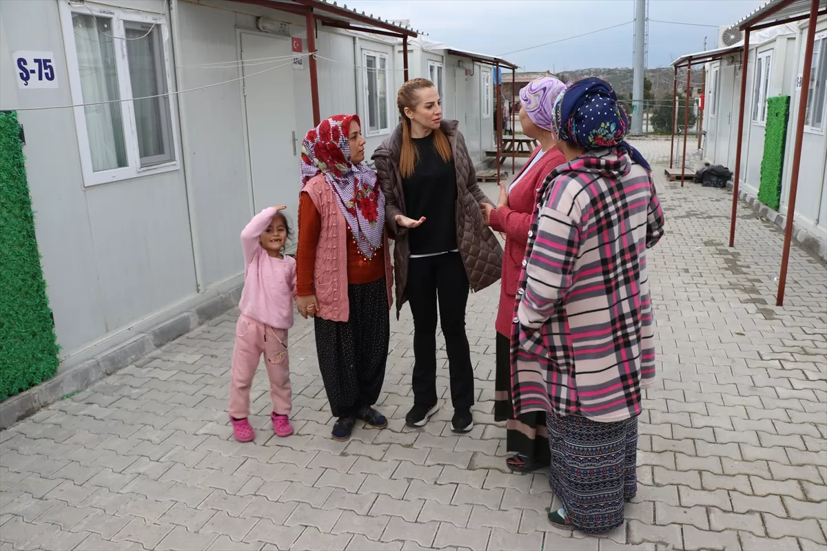 Ses sanatçısı Züleyha Ortak bir yıldır ünlüleri depremzedelerle buluşturuyor