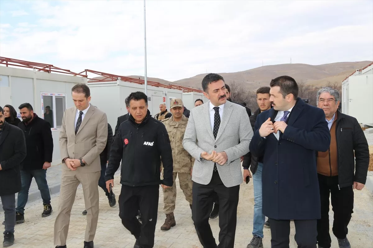 Tunceli Valisi Tekbıyıkoğlu, Pertek'teki konteyner kent çalışmalarını inceledi