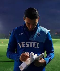 İSTANBUL (AA) – Trabzonspor Futbol Takımı Kaptanı Uğurcan Çakır, taraftarlara