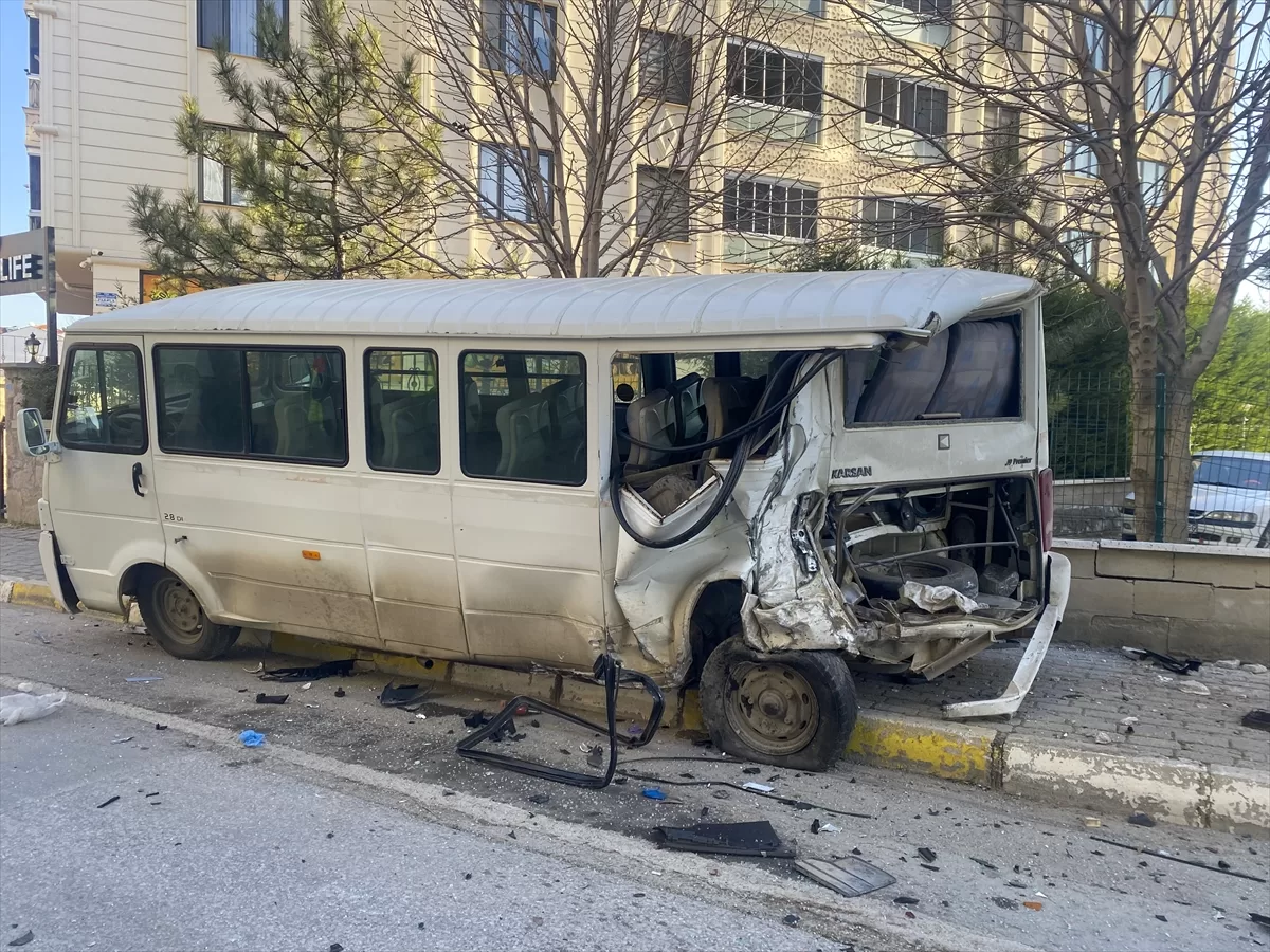 Uşak'ta panelvanın minibüse ve yayaya çarpması sonucu 4 kişi yaralandı