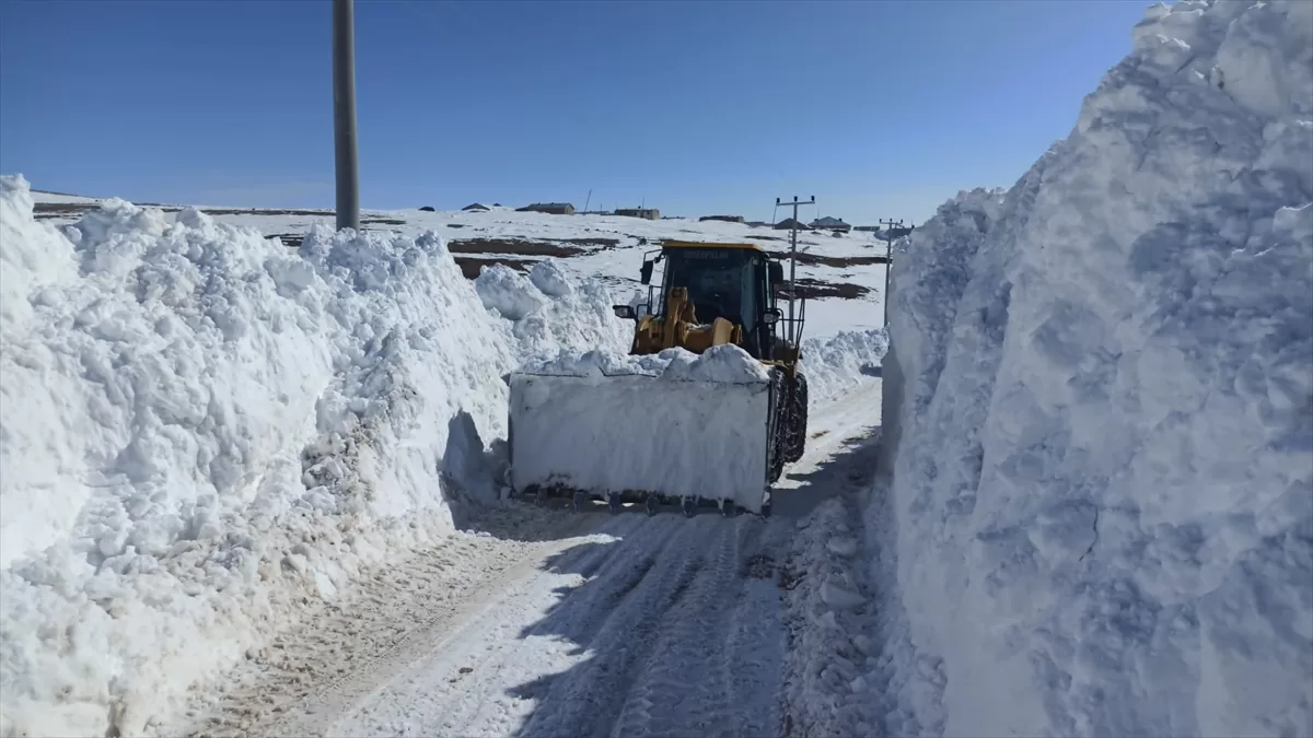 Van'da ekipler tipiden kapanan mezra yolunu açarak su şebekesini onardı