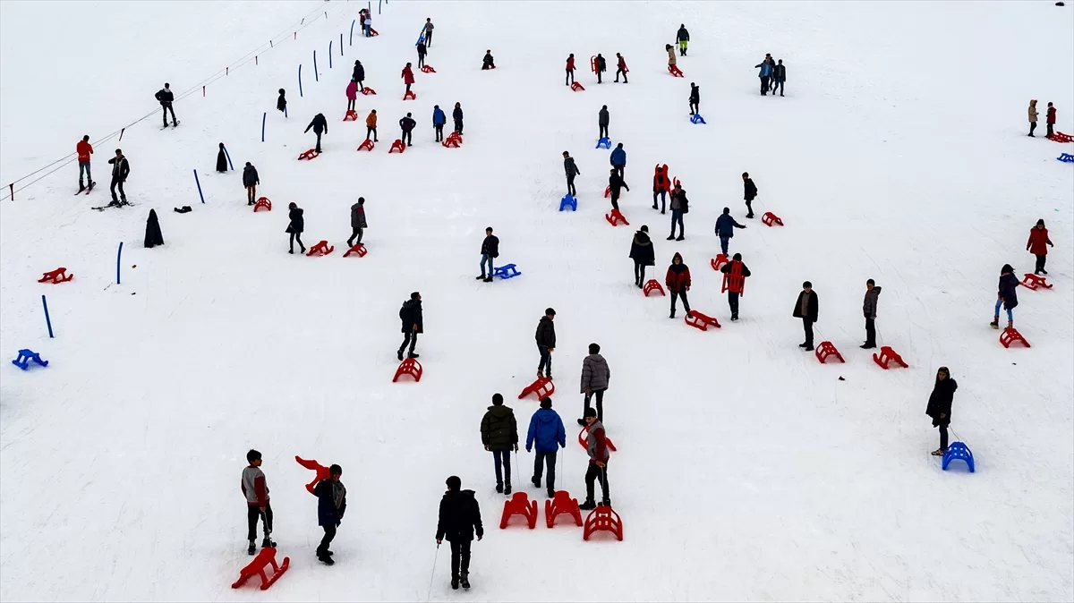 Van'da öğrenciler kayak yaptı, kar üstünde halay çekerek eğlendi