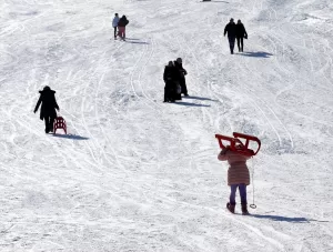 ARDAHAN (AA) – Ardahan'da, hafta sonunu değerlendirmek isteyen kayakseverler, Yalnızçam