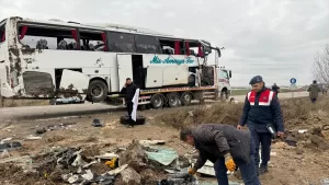 YOZGAT (AA) – Yozgat'ta yolcu otobüsünün devrilmesi sonucu 4'ü ağır