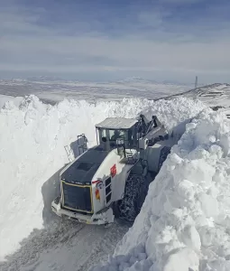 HAKKARİ (AA) – Hakkari'nin Yüksekova ilçesinde yüksek rakımlı köy yollarında