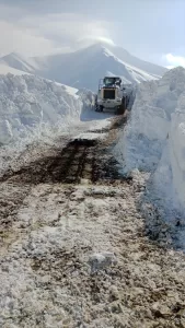 HAKKARİ (AA) – Hakkari'nin Yüksekova ilçesinde ekipler, metrelerce kar bulunan