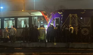 İSTANBUL (AA) – Zeytinburnu'nda tramvayın, aynı istikamette ilerleyen başka bir
