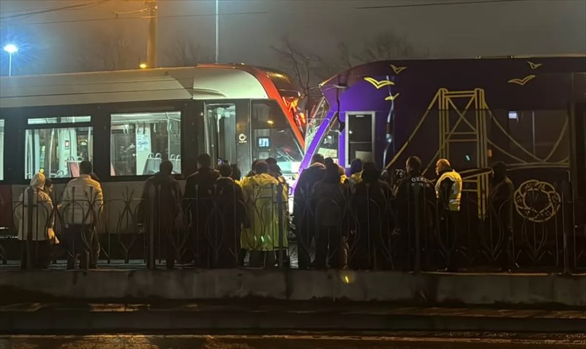 İSTANBUL (AA) – Zeytinburnu'nda tramvayın, aynı istikamette ilerleyen başka bir