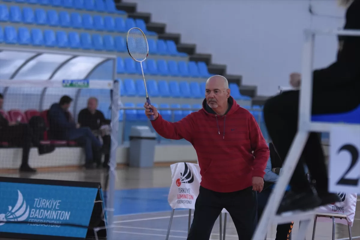 62 yaşındaki para badmintoncu raketini diğer engelliler için de sallıyor
