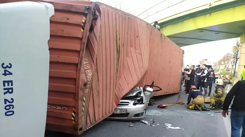 Bakırköy’de üzerine tır devrilen otomobildeki 4 kişi yaşamını yitirdi