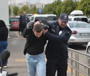 - Genç kızın tepki göstermesiyle yolcuların zanlıya müdahalede etmesi araç