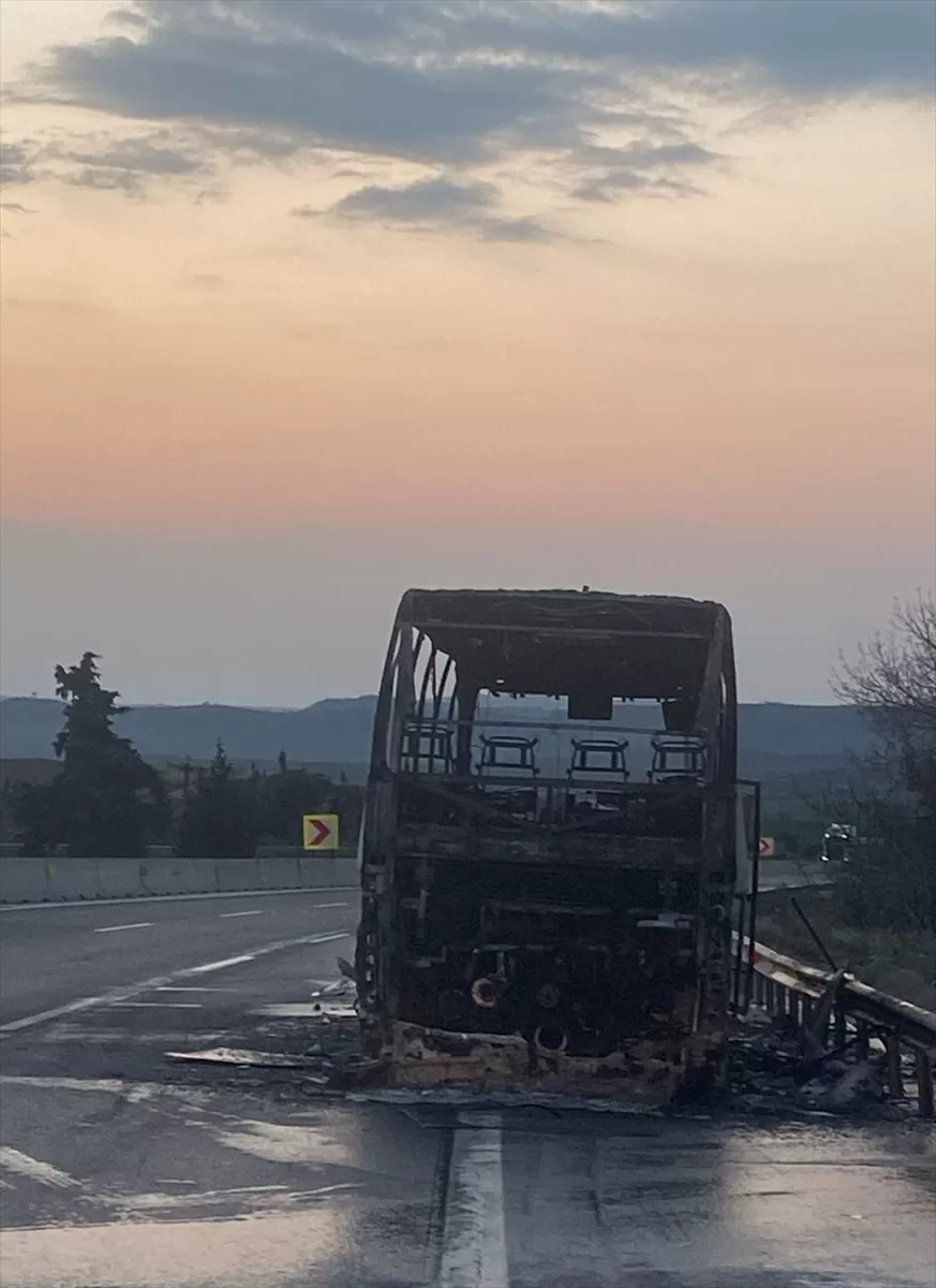 Adana'da yolcu otobüsünde çıkan yangın söndürüldü
