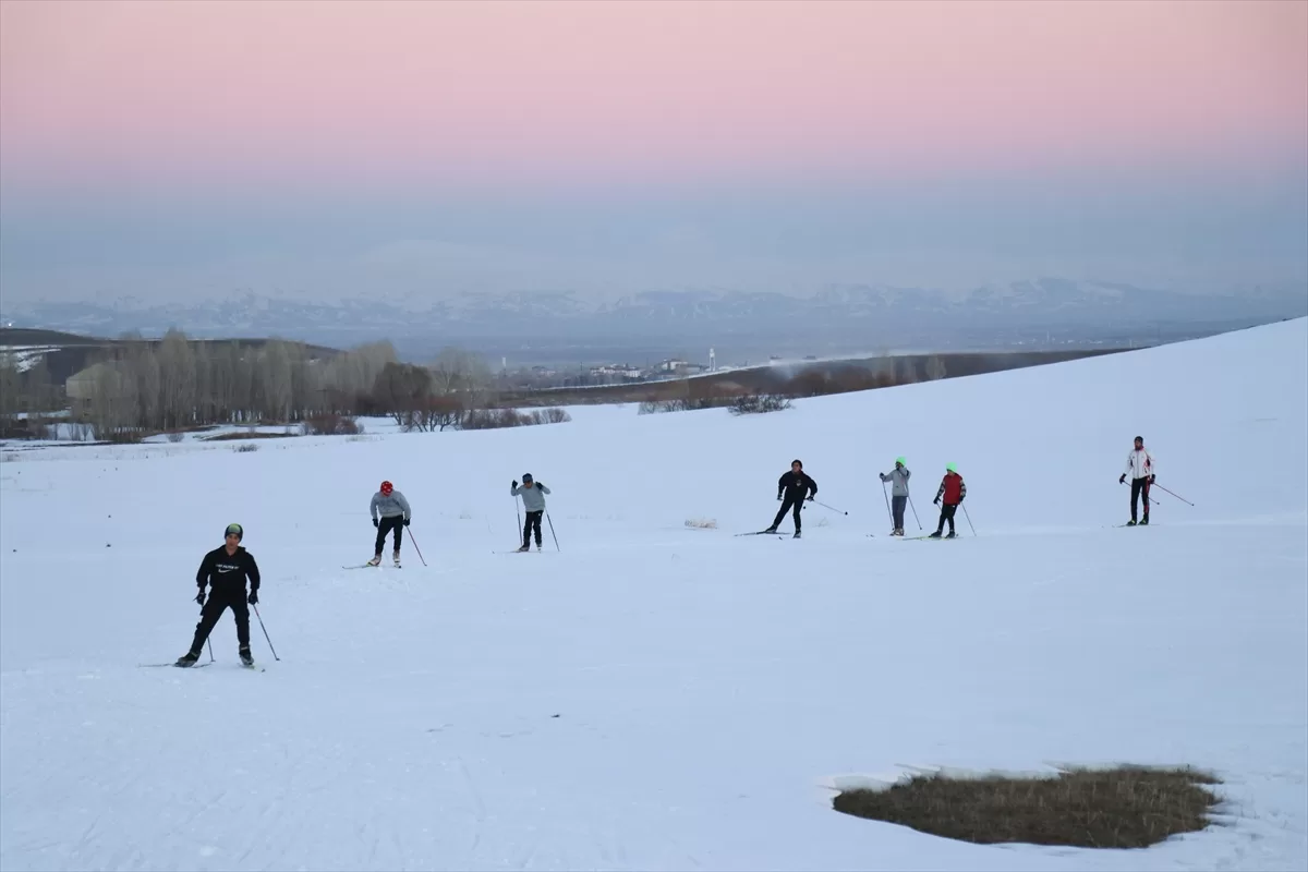 Ağrı'nın kayaklı koşu altyapı sporcuları Eleşkirt ilçesinde yarışlara hazırlanıyor