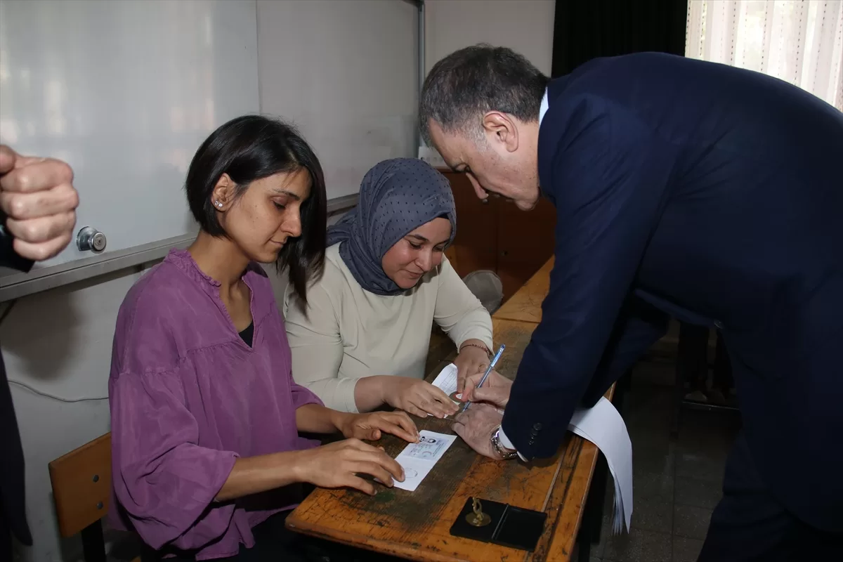 AK Parti Sözcüsü Çelik, oyunu Adana'da mezun olduğu ilkokulda kullandı: