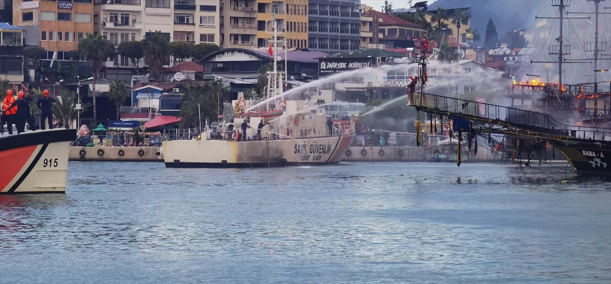 GÜNCELLEME – Alanya Balıkçı Barınağı'nda demirli iki tur teknesi yandı