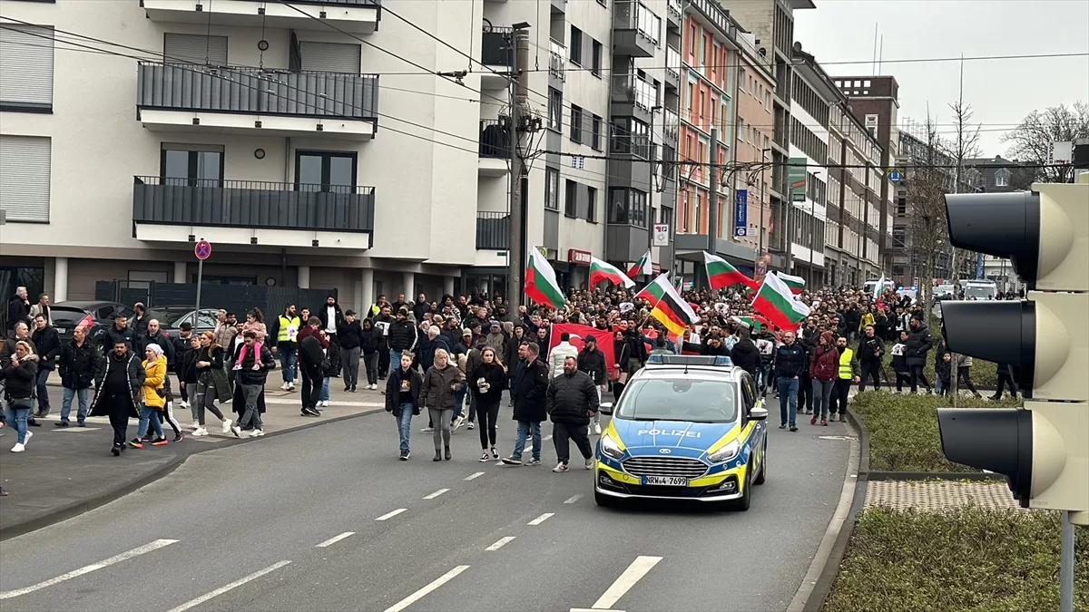 Almanya'da kundaklama sonucu çıkan yangında ölenler için yürüyüş ve anma töreni düzenlendi