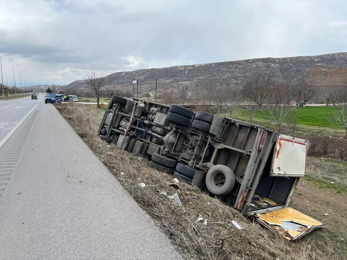 Amasya’da devrilen kamyondaki 3 kişi yaralandı