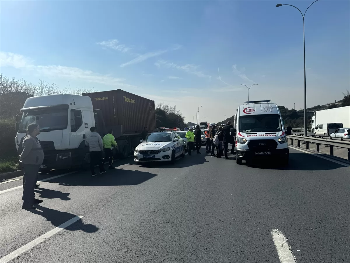 Anadolu Otoyolu'nda 3 aracın karıştığı kazada 9 kişi yaralandı