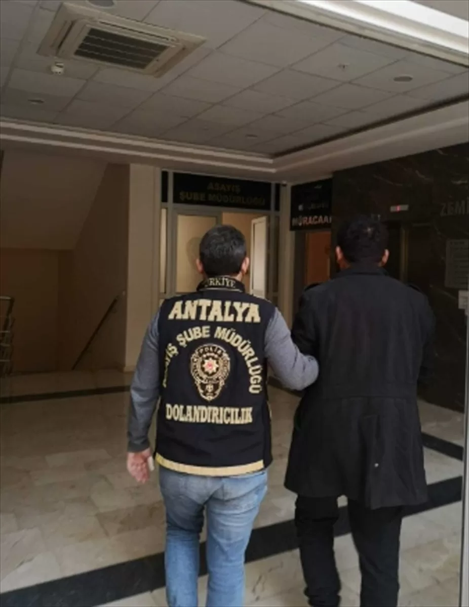 Antalya'da kendisini polis ve savcı olarak tanıtıp dolandırıcılık yaptığı öne sürülen şüpheli tutuklandı
