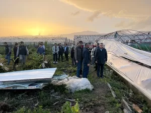 ANTALYA (AA) – Antalya'da sağanak ve fırtına hayatı olumsuz etkiledi.