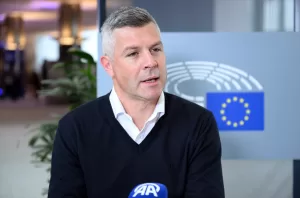 - "30 bin ölüden bahsediyoruz. Bu yeterli değilse AB'nin resmi