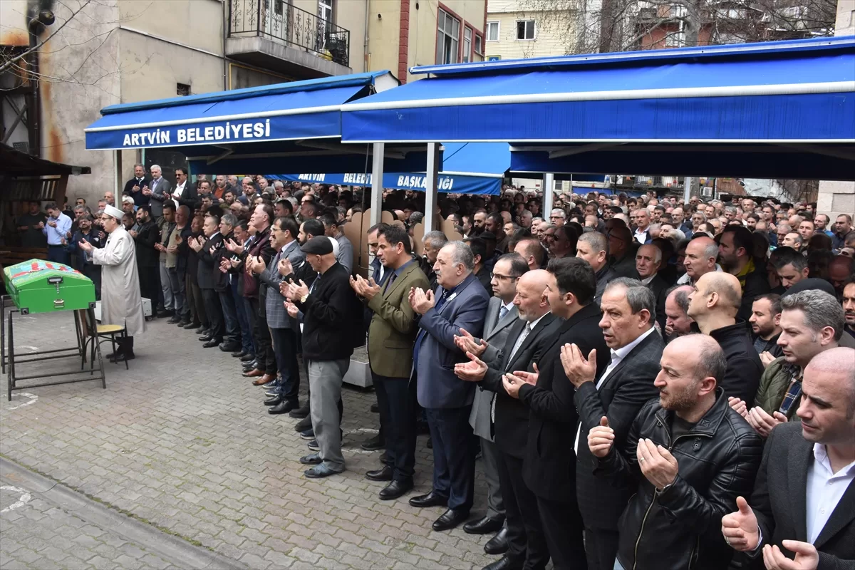 Artvin'de trafik kazasında hayatını kaybeden gazeteci son yolculuğuna uğurlandı