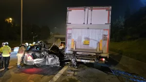 İSTANBUL (AA) – Bağcılar TEM Otoyolu'nda kontrolden çıkarak tırın altına