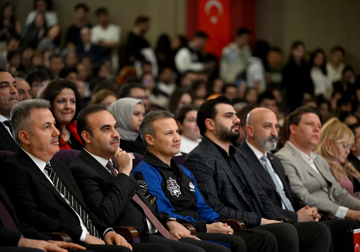 Bakan Kacır, Dokuz Eylül Üniversitesinde Gençlik Buluşmasına katıldı: