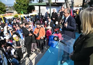 - "(Kentsel dönüşüm) 25 senedir İzmir'de iktidarda olanlar bir ucundan