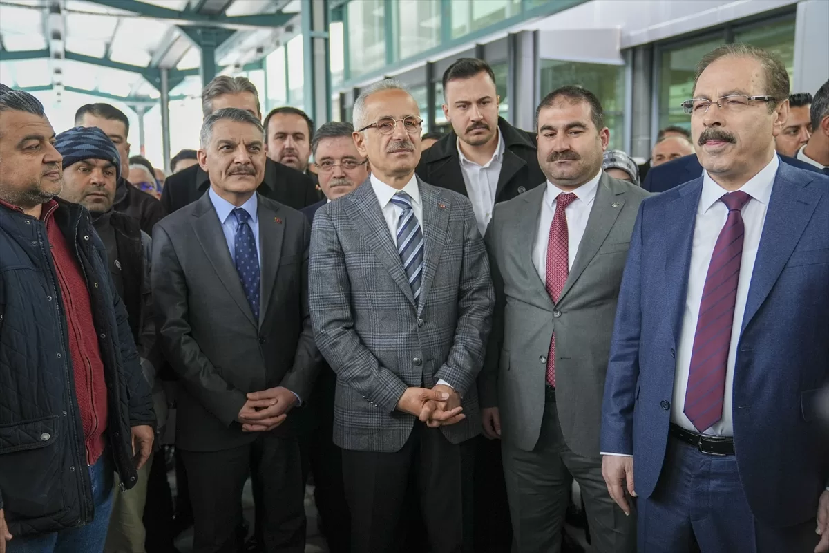 Bakan Uraloğlu, Yerköy YHT Garı'nda vatandaşlarla buluştu:
