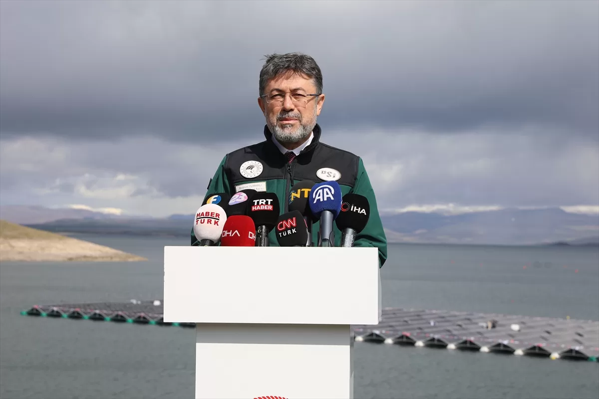 Bakan Yumaklı, Elazığ'da kurulan Türkiye'nin ilk yüzer güneş enerjisi santralini inceledi: