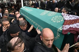 İSTANBUL (AA) – Bakırköy'de bulundukları otomobilin üzerine tırın dorsesinin devrilmesi