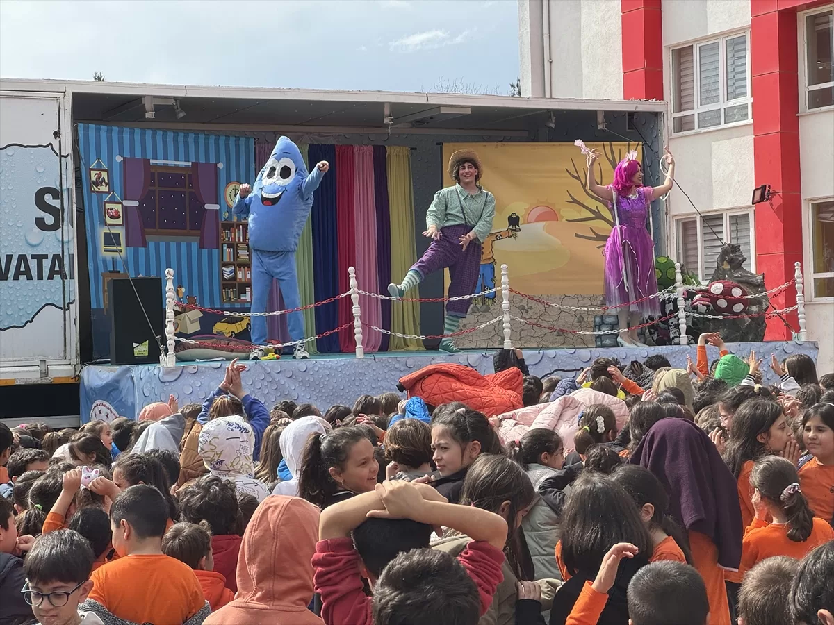 Balıkesir'de DSİ tanıtım tırında çocuklara su tasarrufuyla ilgili oyun sahnelendi