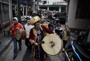 İSKEÇE (AA) – Batı Trakya'da ramazan ayı, davul çalma geleneğiyle