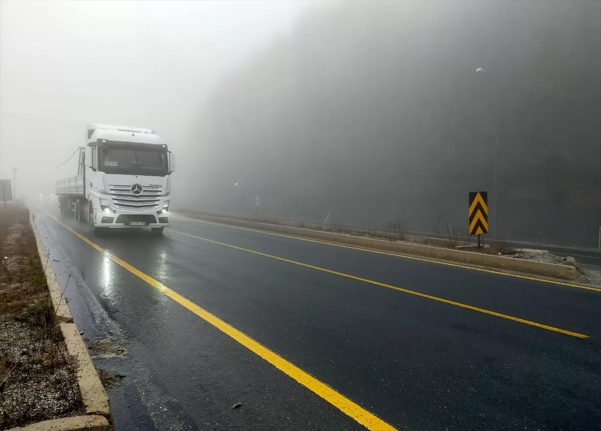 Bolu Dağı'nda sağanak ve sis görüş mesafesini düşürdü