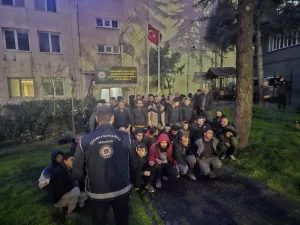 BURSA (AA) – Bursa'da polisin düzensiz göçmenlere yönelik operasyonunda 63