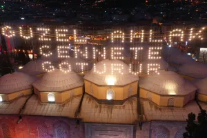 BURSA (AA) – Bursa'daki tarihi Ulu Cami'nin minareleri arasına "Güzel