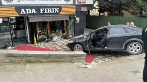 İSTANBUL (AA) – Büyükçekmece'de fren yerine gaza basan sürücü, park