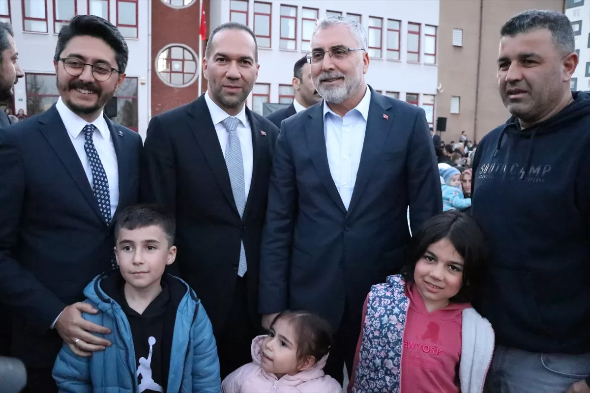 Çalışma ve Sosyal Güvenlik Bakanı Işıkhan, Niğde'de vatandaşlarla iftarda buluştu: