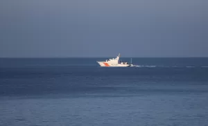 ÇANAKKALE (AA) – Çanakkale'nin Eceabat ilçesi açıklarında bulundukları lastik botun