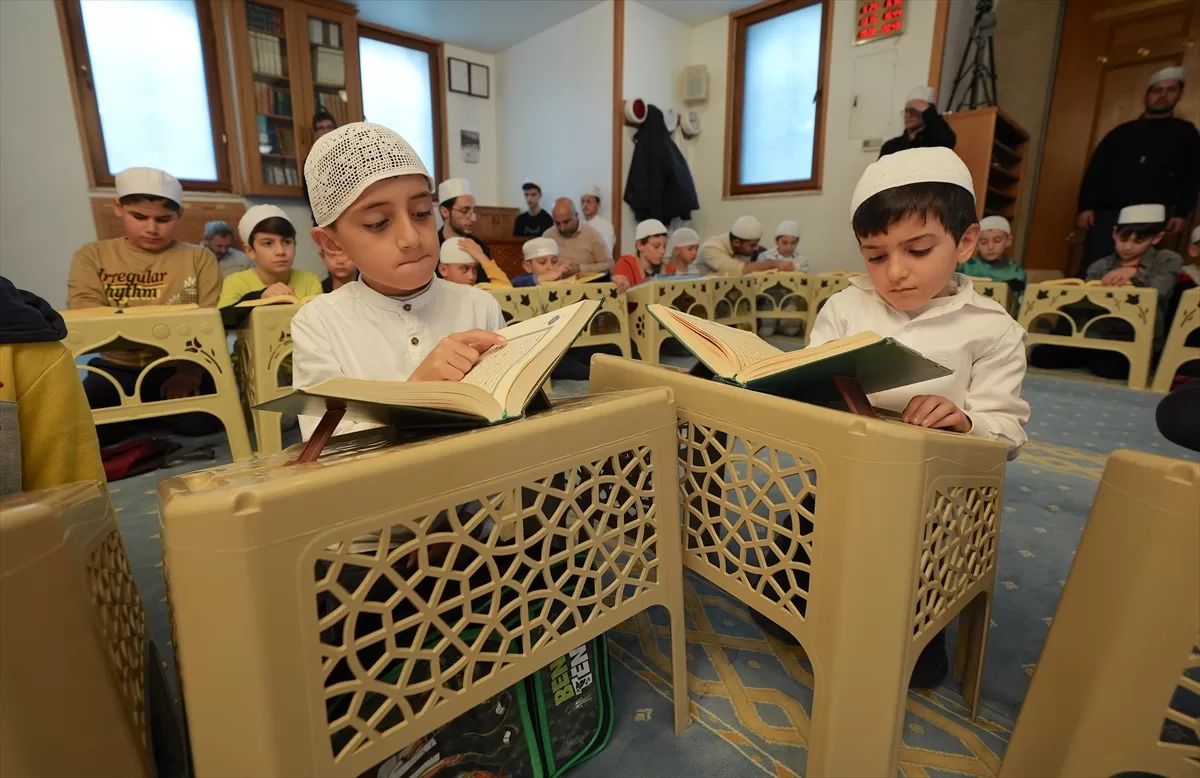 Çocuk dostu camide mukabele geleneği anne ve çocuklarıyla yaşatılıyor
